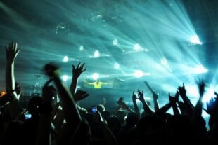 Música Alta Faz as Pessoas Beberem Muito Mais