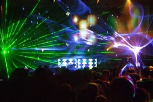 Igrejas Neopentecostais Atraem Jovens com Baladas Gospel