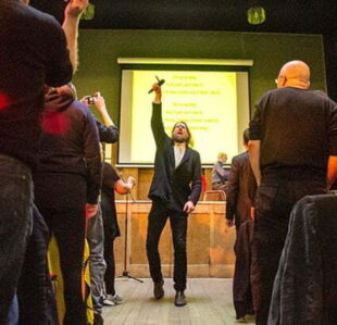 Londres tem “Culto” Ateu com Música, Coleta e Comunhão