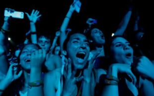 Fans react as U.S. singer John Mayer performs at the Rock in Rio Music Festival in Rio de Janeiro September 21, 2013. REUTERS/Ricardo Moraes (BRAZIL - Tags: ENTERTAINMENT) FOR EDITORIAL USE ONLY. NOT FOR SALE FOR MARKETING OR ADVERTISING CAMPAIGNS
